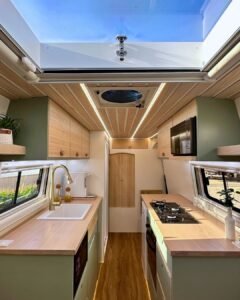 Quarto da Sprinter 416 Extra Longa, com cama queen size e iluminação suave, em design moderno.