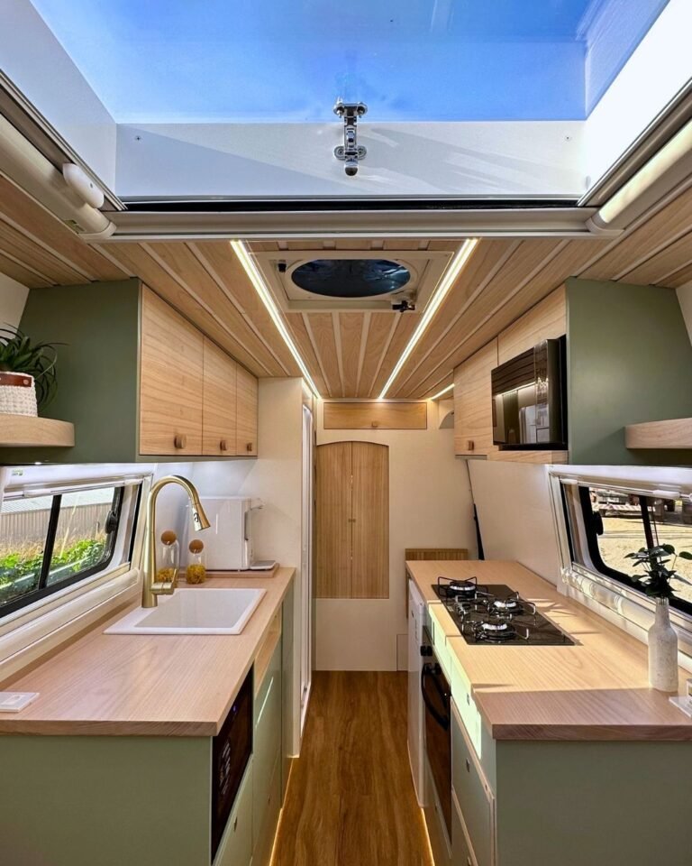 Quarto da Sprinter 416 Extra Longa, com cama queen size e iluminação suave, em design moderno.