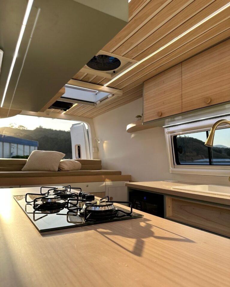 Cozinha da Sprinter 416 Extra Longa com iluminação LED embutida, em design moderno e funcional.