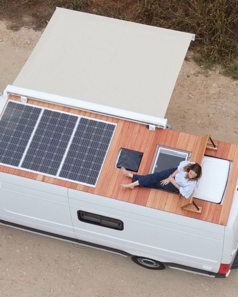 Área externa da Sprinter 416 Extra Longa, com deck no teto e painéis solares, em design moderno.