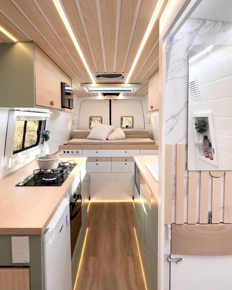 Sala da Sprinter 416 Extra Longa, com detalhes em madeira clara e iluminação LED, em design moderno.