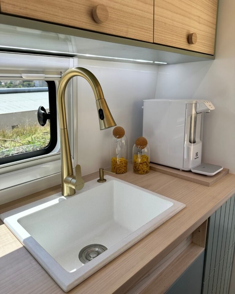 Cozinha moderna da Sprinter 416 Extra Longa, com cuba em mármore sintético e bancada em madeira clara