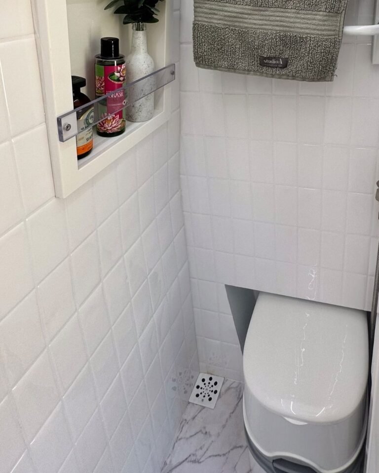 Banheiro compacto da Sprinter 416 Extra Longa, com box e pia embutida, em design moderno.