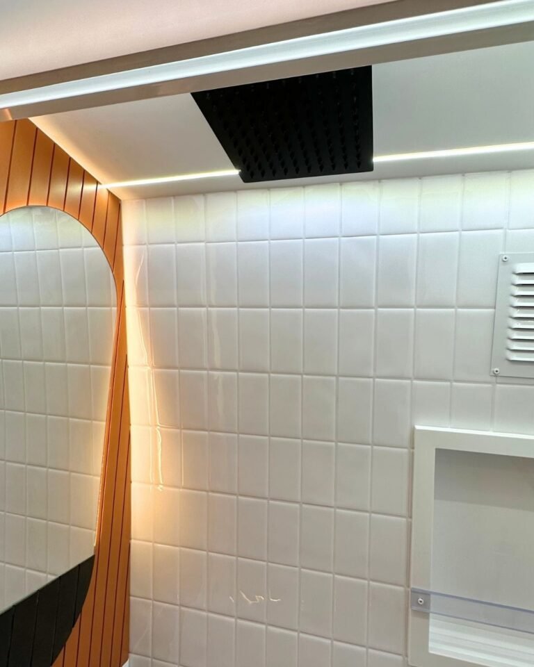 Banheiro da Sprinter Trio com vaso portátil, chuveiro e pia compacta, em design moderno e funcional, ideal para viagens em grupo