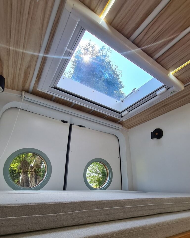 Claraboia Skyview com design moderno e mecanismo de abertura suave na Sprinter 416 Extra Longa.