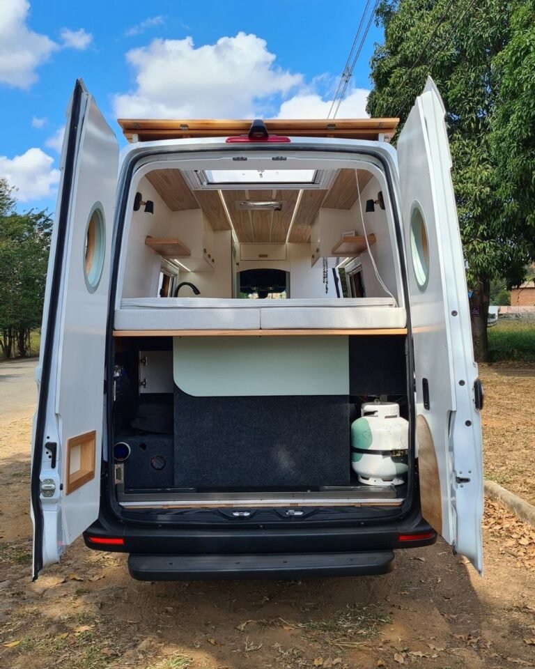 Porta-malas amplo abaixo da cama na Sprinter 416 Extra Longa, com espaço para armazenamento de malas, equipamentos e bicicleta elétrica