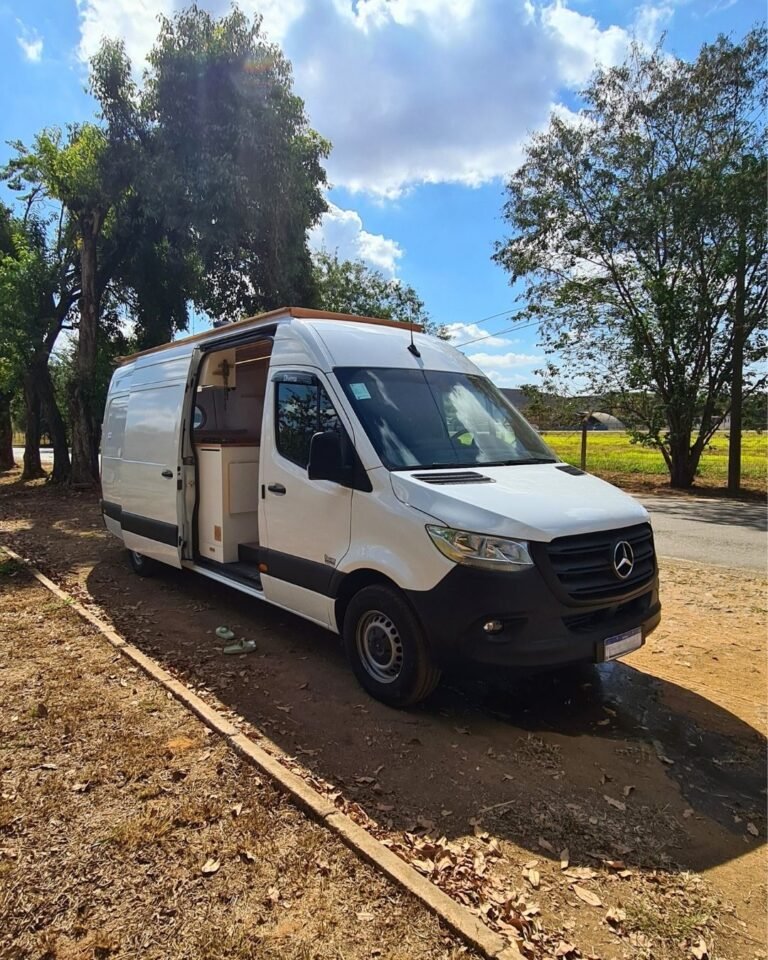 Foto externa da Sprinter 416 Extra Longa, com deck no teto e painéis solares, em design moderno e funcional