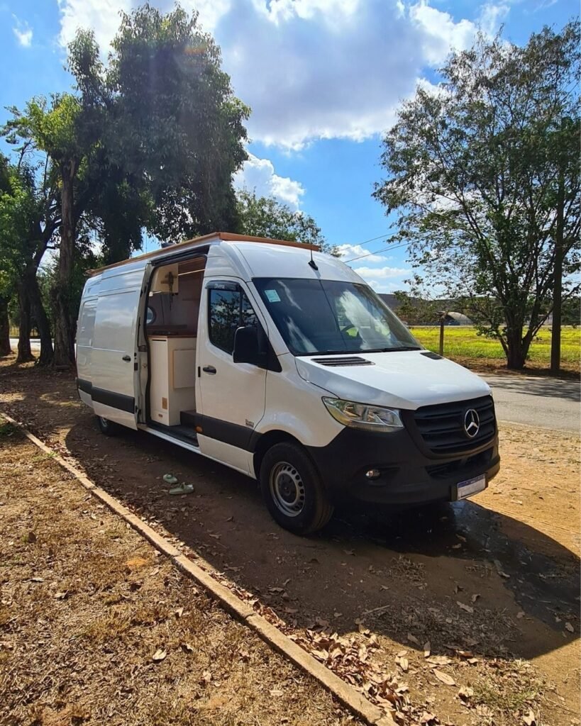 Foto externa da Sprinter 416 Extra Longa, com deck no teto e painéis solares, em design moderno e funcional