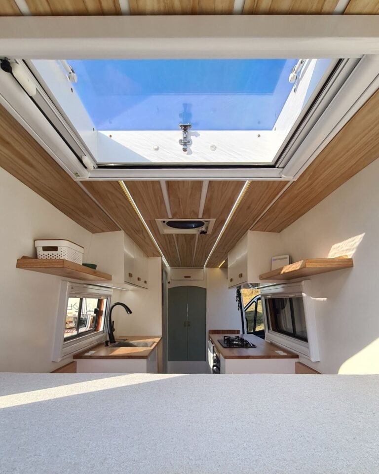 Vista panorâmica do céu pela claraboia Skyview na Sprinter 416 Extra Longa, com design moderno e integrado