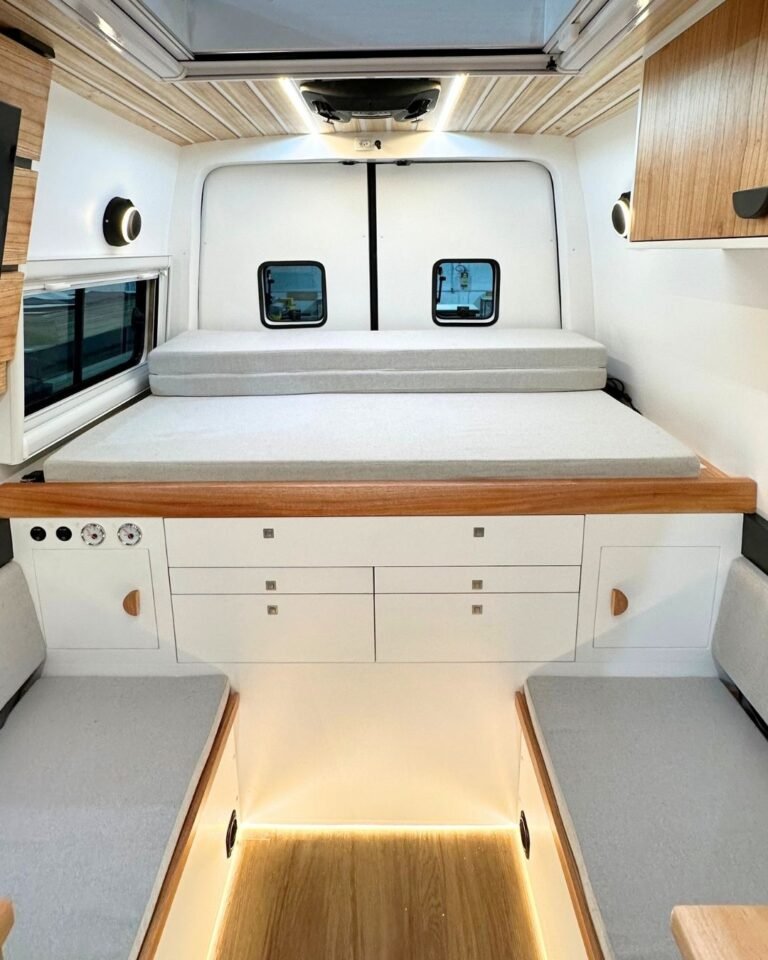 Sala da Sprinter Trio com mesa retrátil e cama extra retrátil, em design moderno e funcional, ideal para viagens em grupo