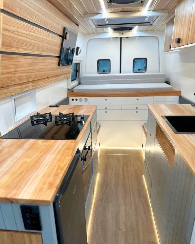 detalhes em madeira e armários embutidos que criam um ambiente relaxante e organizado