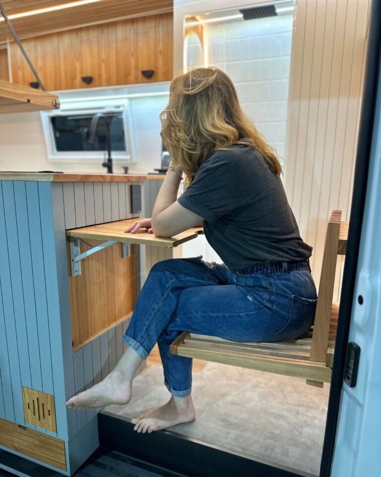 Entrada da Sprinter Trio com mesa retrátil, em design moderno e funcional, ideal para viagens em grupo