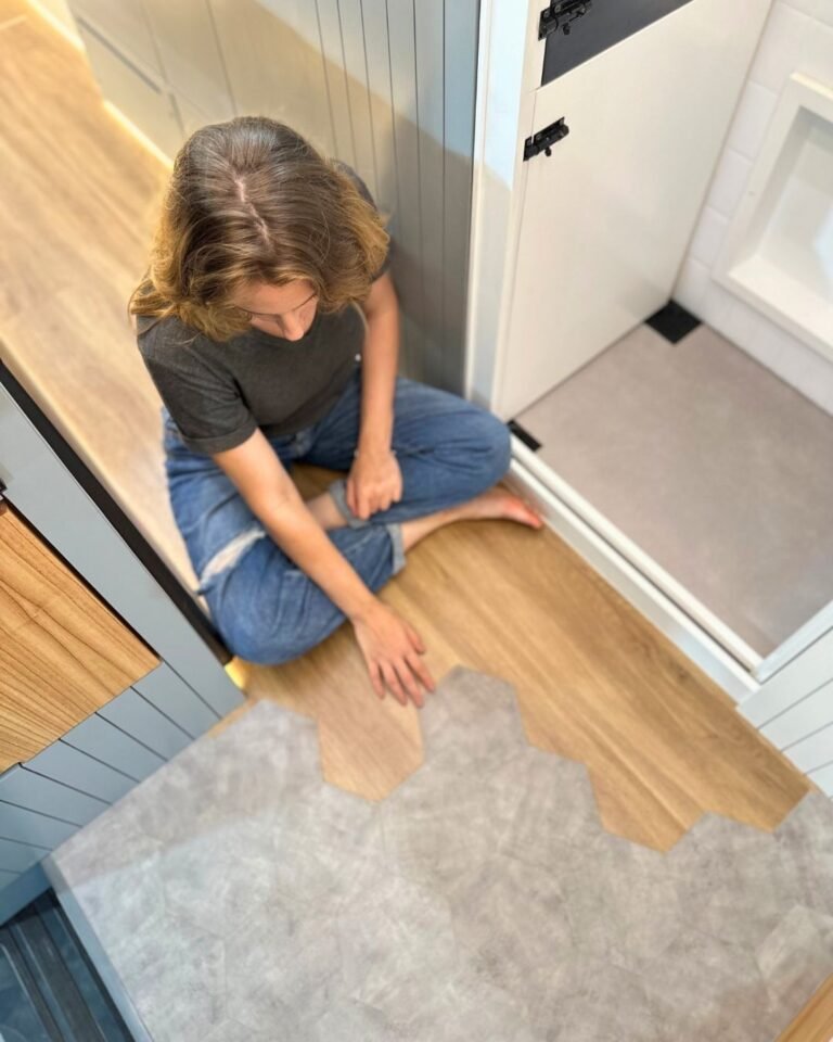 Interior da Sprinter Trio com piso em hexágonos de cimento queimado e detalhes em madeira, em design moderno e sofisticado, ideal para viagens em grupo