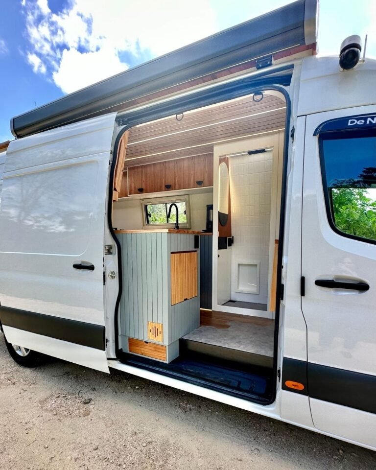 Entrada da Sprinter Trio com mesa retrátil e banco embutido, em design moderno e funcional, ideal para viagens em grupo.