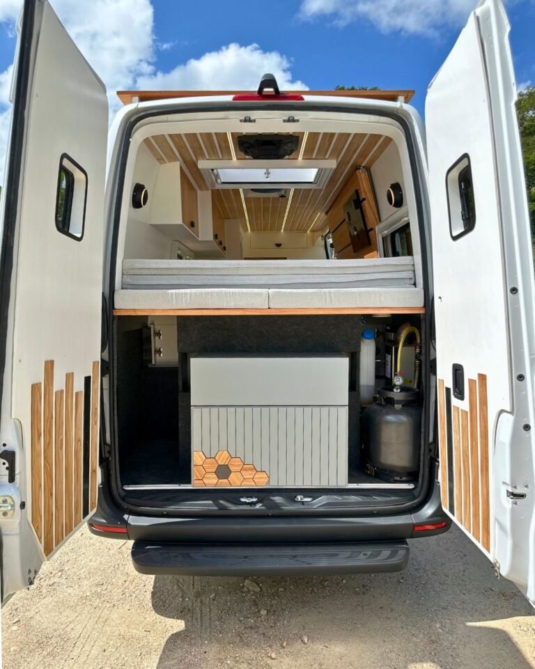 Área abaixo da cama da Sprinter Trio com sistemas elétrico, de gás e segurança monitorados por app, em design moderno e funcional, ideal para viagens em grupo