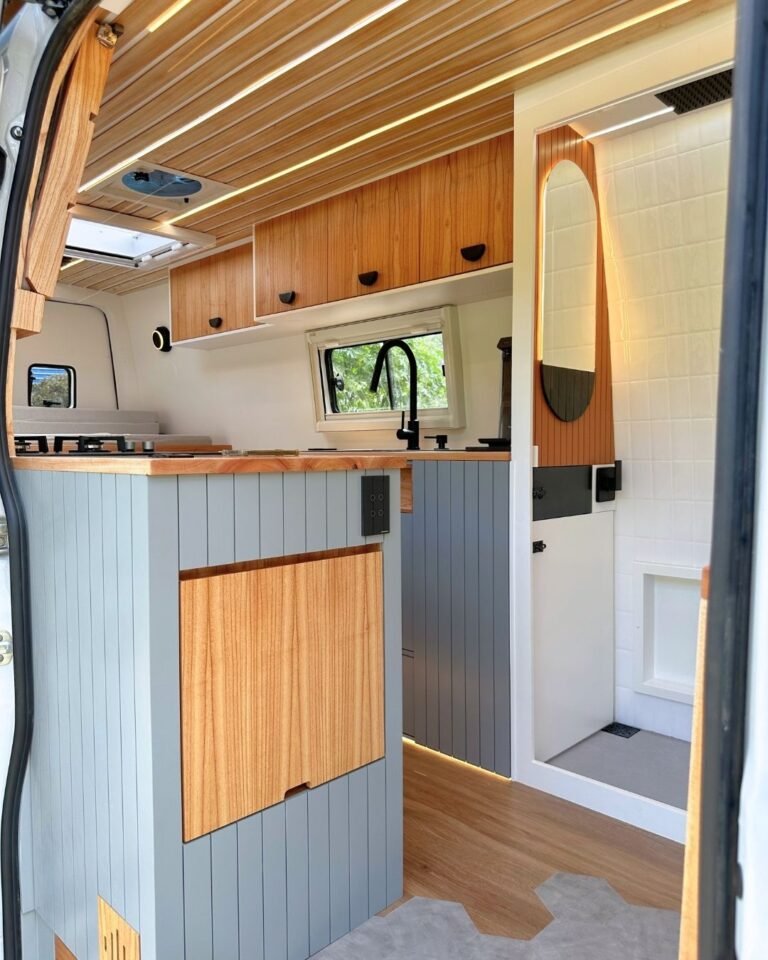 Entrada da Sprinter Trio com mesa retrátil e iluminação suave, em design moderno e funcional, ideal para viagens em grupo