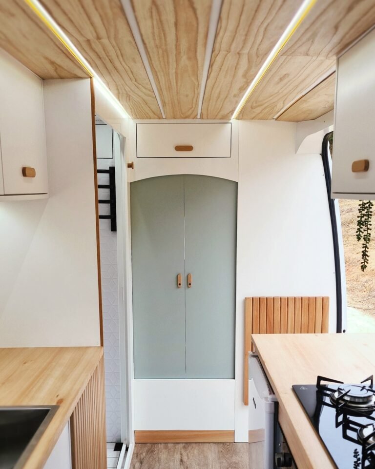 Portas deslizantes na passagem para a cabine da Sprinter 416 Extra Longa, com acabamento em madeira clara e design moderno