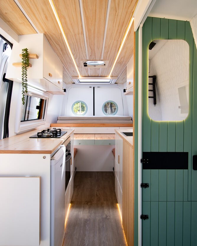 Quarto principal da Sprinter 416 Extra Longa, com cama queen size, armários embutidos e iluminação suave, em tons claros e design moderno